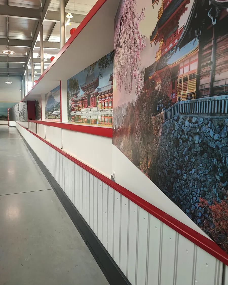 Dieselbe Halle: die Wand über der Balustrade ist jetzt durchgehend bedruckt, unter anderem mit einer japanischen Tempelanlage und blühenden Kirschzweigen.
