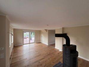 Raumkonzept Mit Bodenlegearbeiten und dezenter Wandgestaltung