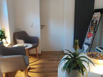 Bereich zum Lesen in einem Wohnzimmer von Raumgestaltung Hartung